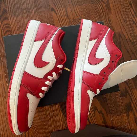 Nike Men's Low-Top Sneakers in White and Red - Picture 5 of 9